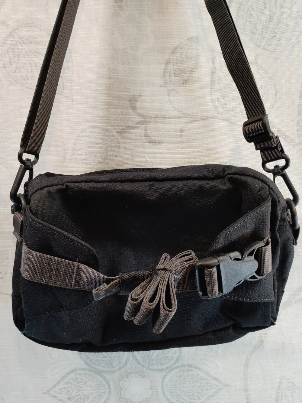 Eagle Creek Black  Compact Messenger/Crossbody Bag